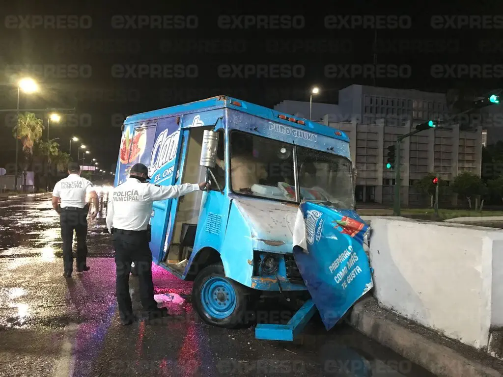 VIDEO - Choca camión de jugos contra puente de la Pino Suárez