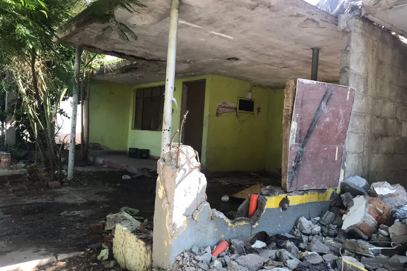 Ya desarmaron todo, ya no les queda casi nada; vecinos del Centro denuncian casa abandonada
