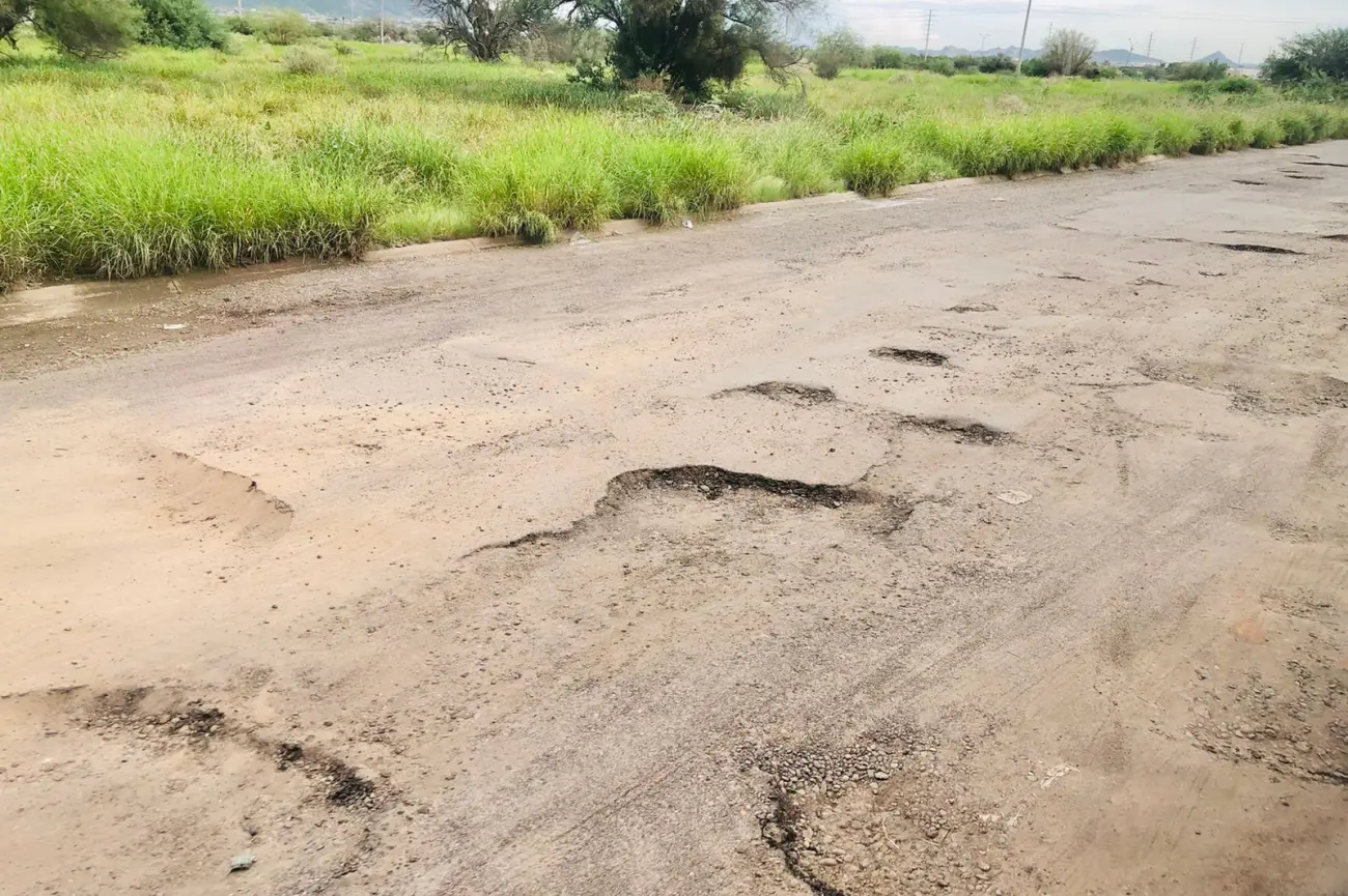A uno se le rompen las llantas con estas calles; vecinos de Los Pinos denuncian calle que causa desperfectos