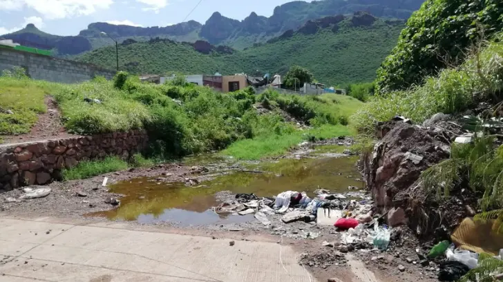 ¡No duró ni un día! Limpian arroyo en Guaymas y amanece con basura