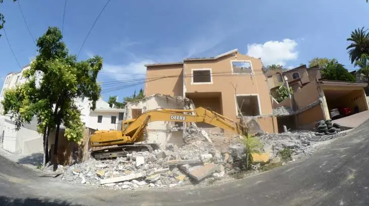 Demuelen casa donde asesino de Cumbres mató a hermanitos Peña-Coss