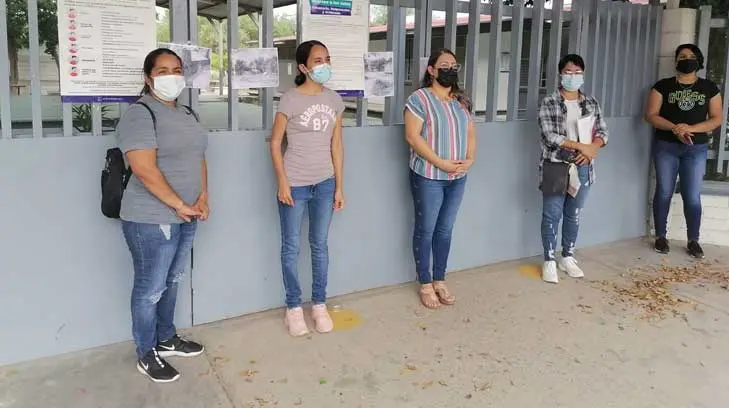 Los aires están tronando; padres de familia cierran escuela por falta de condiciones