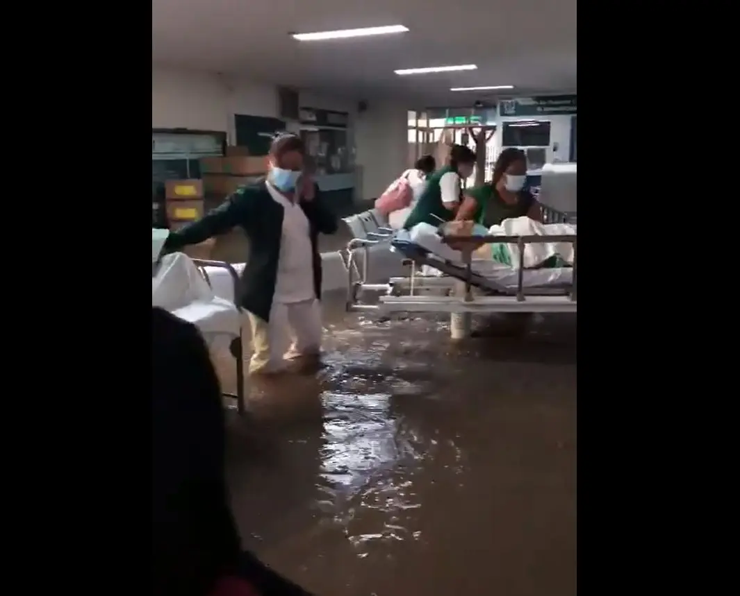 VIDEO - Sigue evacuación de pacientes afectados en Tula por inundaciones