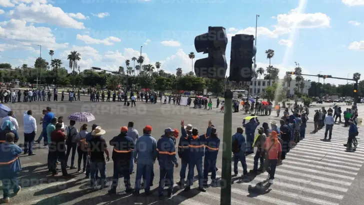 Comerciantes piden a manifestantes no bloquear vialidades importantes