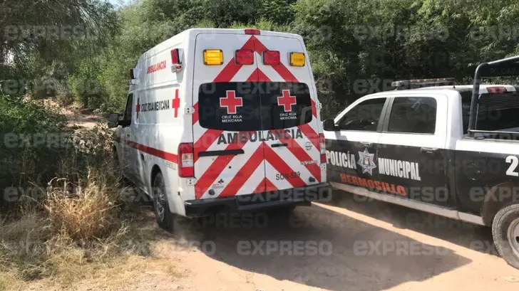 Muere hombre tras volcamiento y caída de un desnivel; identifican el cuerpo