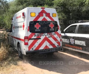 Muere hombre tras volcamiento y caída de un desnivel; identifican el cuerpo