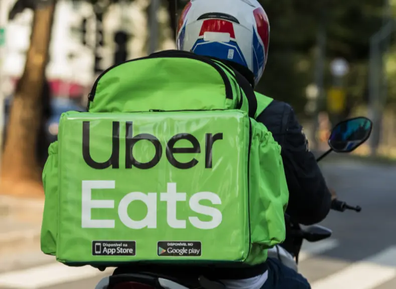 Exponen a repartidor que probaba la comida antes de entregarla