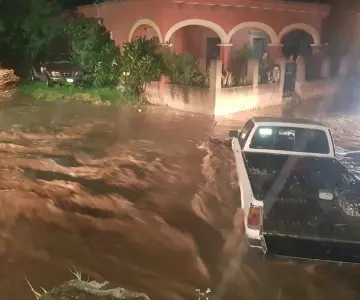 Protección Civil reporta 4 muertes en Sonora por arroyos crecidos.