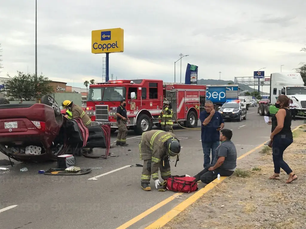 VIDEO - Aparatoso accidente entre sedán y tractocamión deja una persona lesionada al sur de Hillo