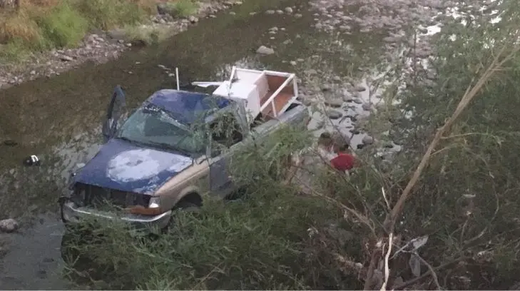 ¡Vuelve a nacer! Conductor de pick up cae a canal del Quiroga
