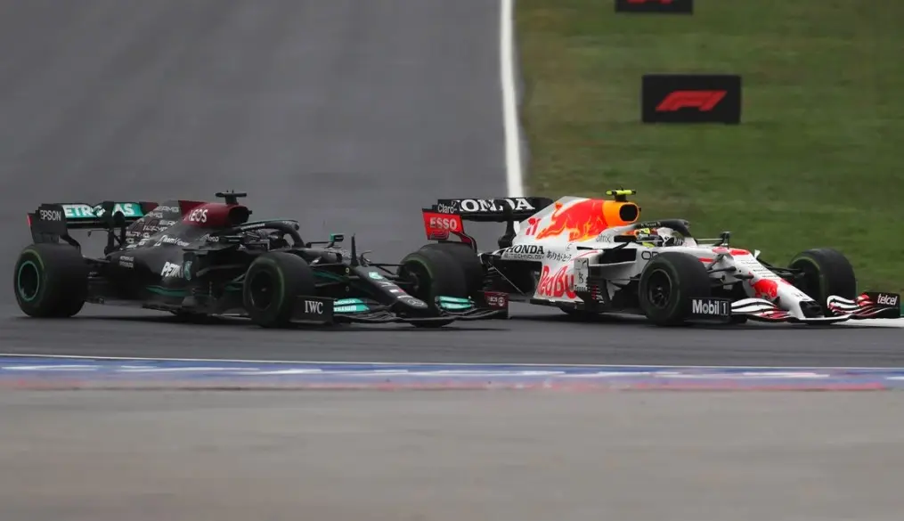 Checo Pérez y Lewis Hamilton protagonizan una batalla en Turquía