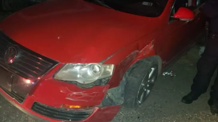 Guaymense choca contra un poste, casa y hasta un carro y huye del lugar