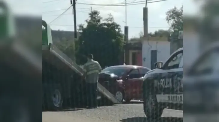Fuerte choque en Navojoa deja daños severos; dos vehículos impactan de frente