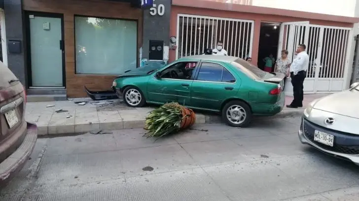 ¡Se quedó sin frenos y termina contra el muro de un negocio!