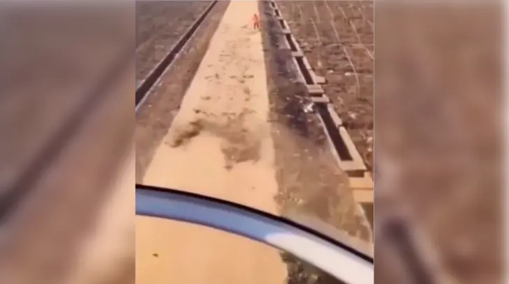 Video | Helicóptero le echa una mano a un hombre para que termine de barrer