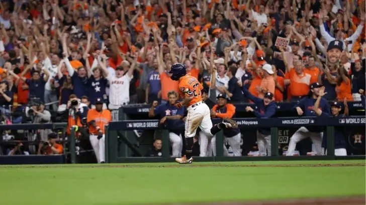 Ofensiva de Astros respalda a Urquidy para emparejar la Serie Mundial