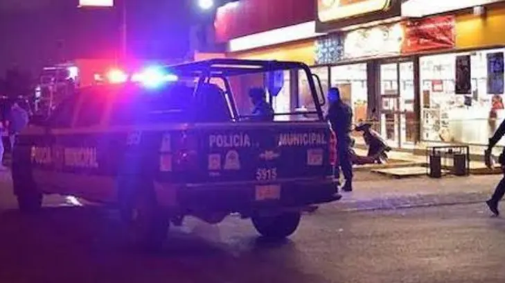 Hombres armados encierran a empleada en bodega y asaltan local comercial