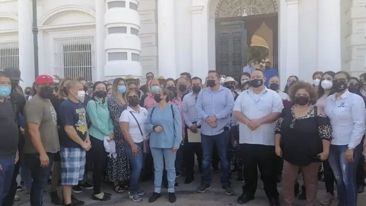 Protestan maestros del Cecytes frente al Palacio de Gobierno