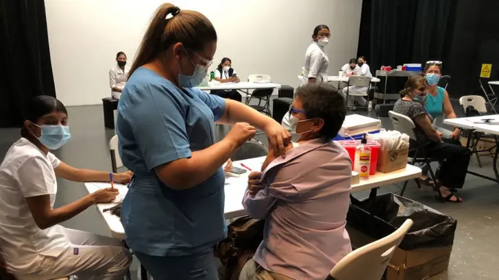 Anuncian vacuna de refuerzo para maestros y personal de salud