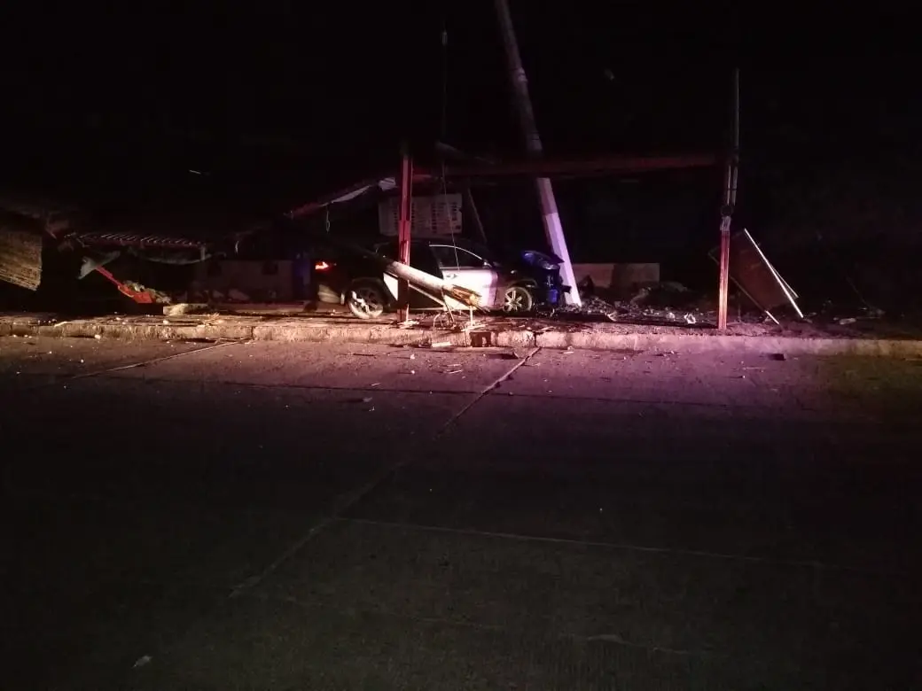 ¡Directo a los mariscos! Se fue de paso en la curva y se estrelló en un restaurant