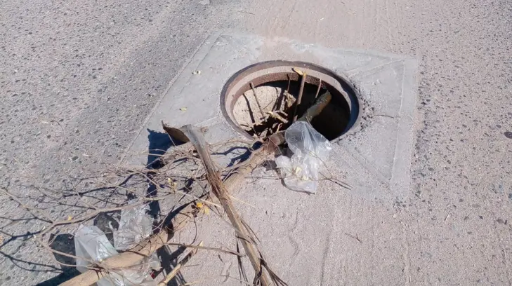 Roban tapadera de alcantarilla hace 4 meses; Aún no hay tapadera nueva
