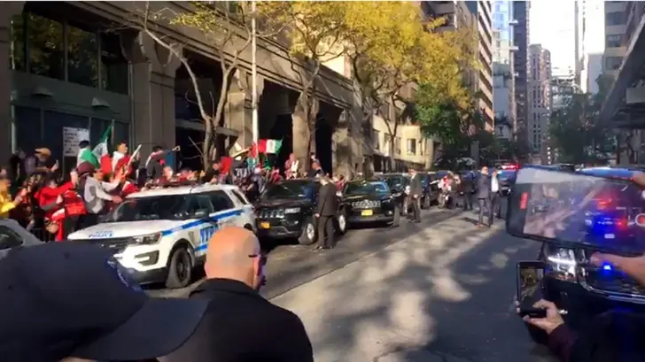 ¡A favor y en contra! AMLO recibe gritos fuera de su hotel en Nueva York