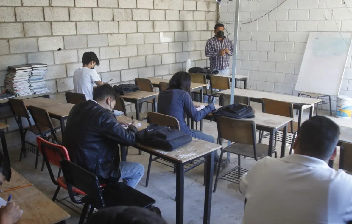 Piden ayuda para mejorar la Preparatoria Café Combate “Nueva Creación”
