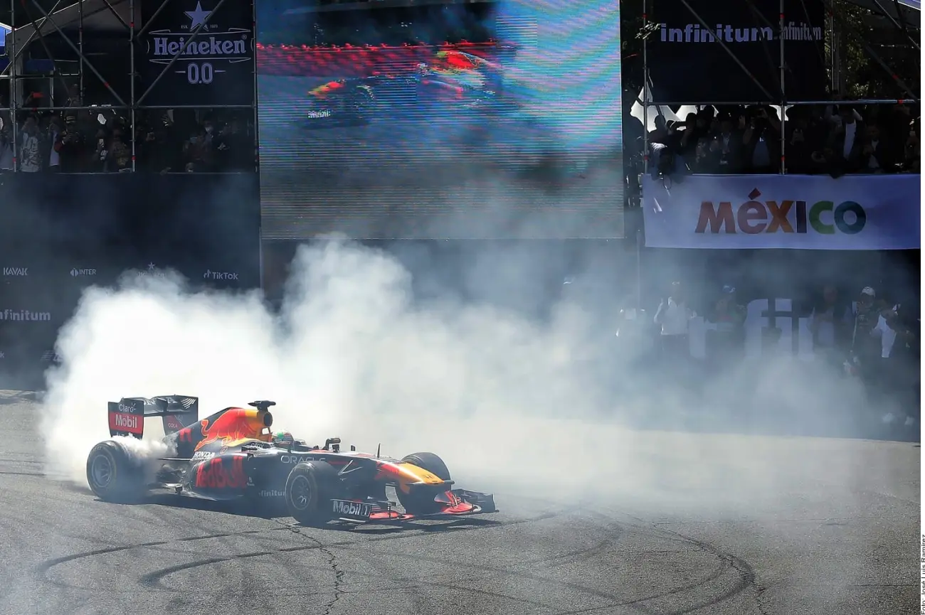 Checo Pérez termina tercero en GP; se convierte en el primer mexicano en subir al podio en el país