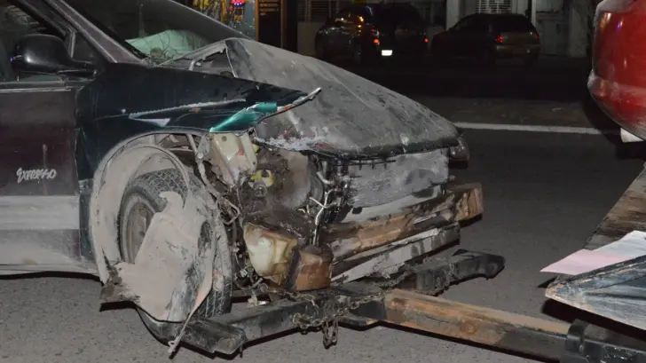 Aparatoso choque deja costosos daños en Guaymas; los conductores son familia