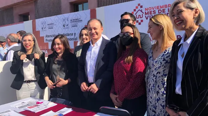 Durazo entrega 200 escrituras a familias hermosillenses en la Feria de la Vivienda
