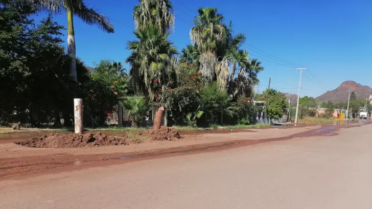 Fuga desperdicia cientos de litros de agua potable en Guaymas