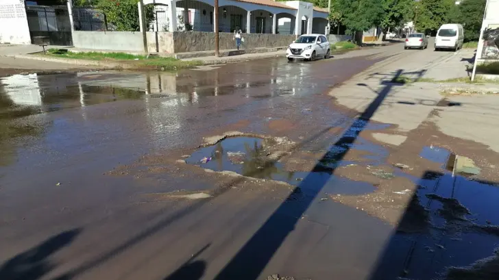 Siguen las fugas y los olores insoportables en Guaymas; CEA deja trabajos inconclusos