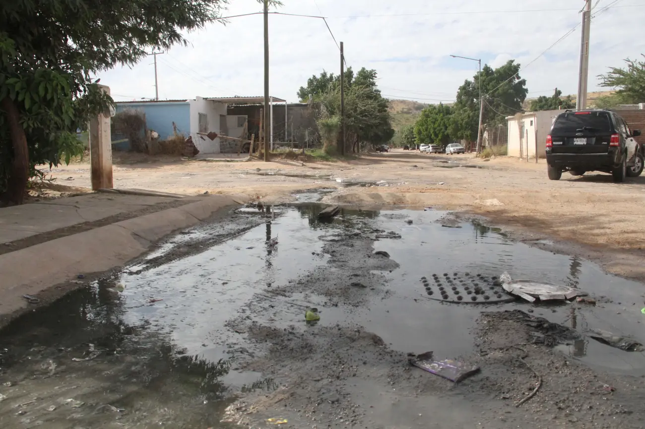 Entre el olvido y la desesperación; arde la nariz de tanta peste, dicen los vecinos de la Jorge Valdez Muñoz