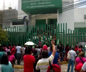 Familiares de reos bloquean acceso del penal de Barrientos tras motín