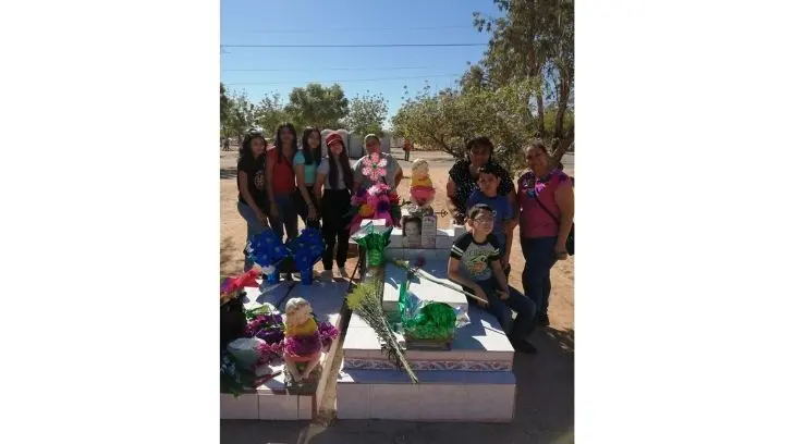 Sin falta acuden cada año a visitar a sus seres queridos