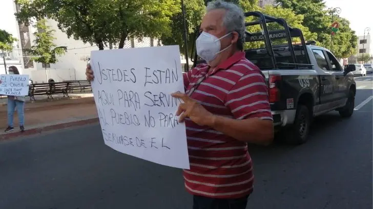 ¡Ustedes están para servir al pueblo! Protestan frente al Ayuntamiento por aumento a tarifa del agua