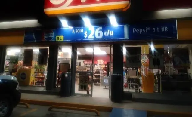 Se le hizo chiquita la puerta y mejor le dio un cristalazo para robarse mercancía