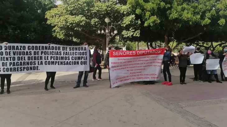 Se manifiestan viudas de policías fallecidos en cumplimiento de su deber