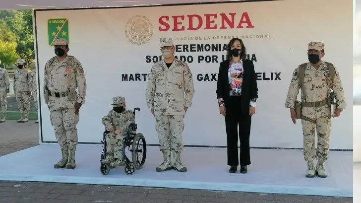 Pequeño Karim cumple su sueño de ser soldado