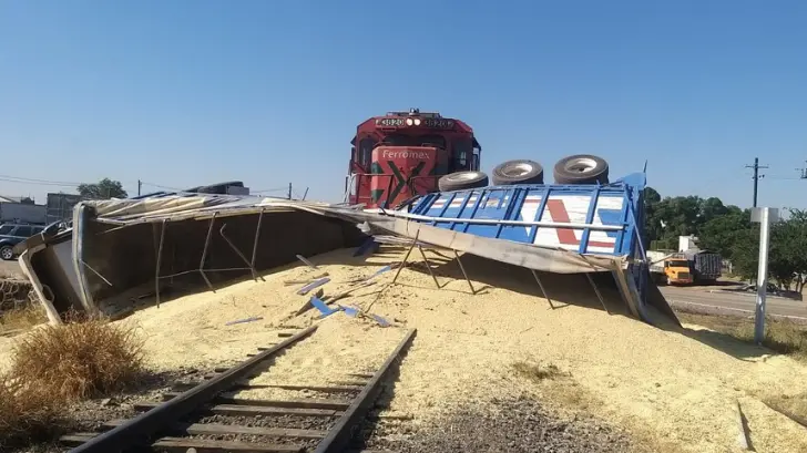 ¡Se lo llevó el tren! Chofer no alcanza a cruzar las vías en Cajeme