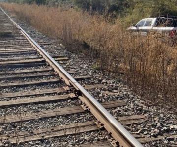 Dos hombres pierden parte de una pierna tras caer del tren en Vícam