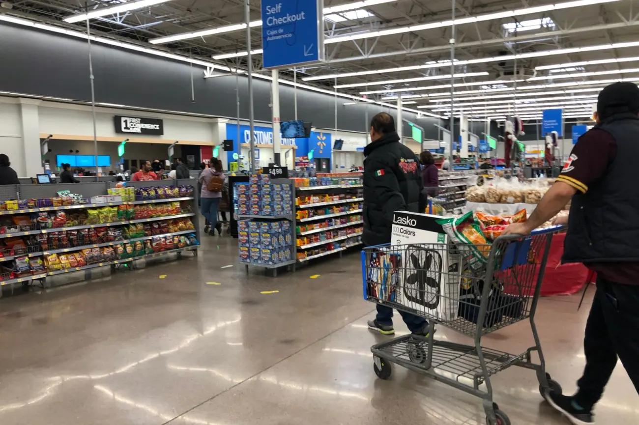 Comercios de Arizona lucen vacíos pese a reapertura a cruces no esenciales