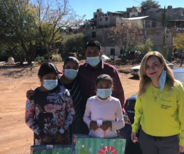 Regalando sonrisas: Club Rotario entrega tarjetas de regalo a familias vulnerables