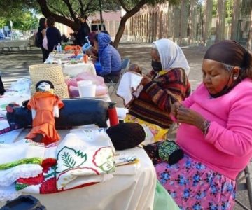 Artesana guarijía da cursos a niñas de su comunidad para perpetuar su cultura