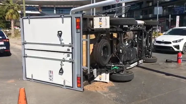 VIDEO | Se vuelca un vehículo de carga al poniente de Hermosillo