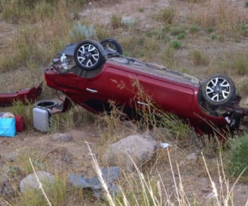 Se vuelca automóvil en la carretera Hermosillo-Guaymas