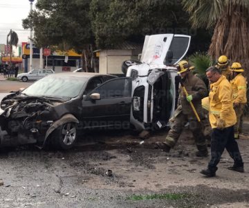 Fuerte choque deja cuantiosos daños materiales en Ciudad Obregón