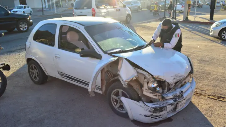 Camioneta le corta la preferencia a un sedán y provoca choque en Guaymas