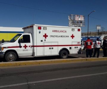 Tras maniobra prohibida, conductor se estrella contra poste de luz; había dos niños en el auto