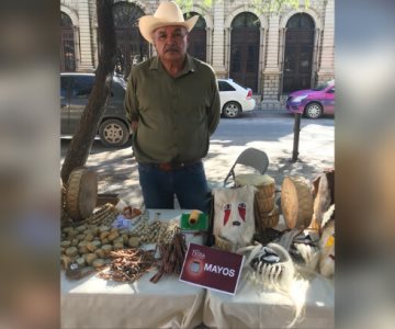 Entre huaraches, máscaras y tambores trabaja don Benjamín; esta es la vida de un artesano mayo